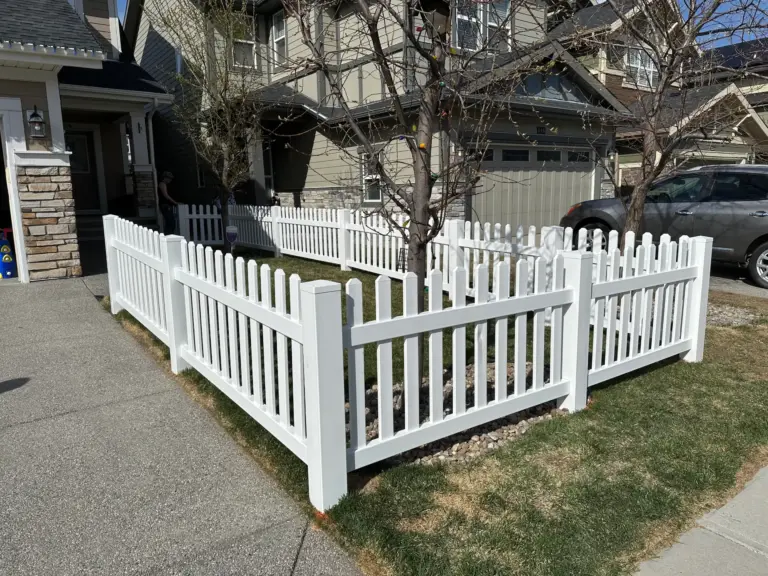 White picket vinyl fence