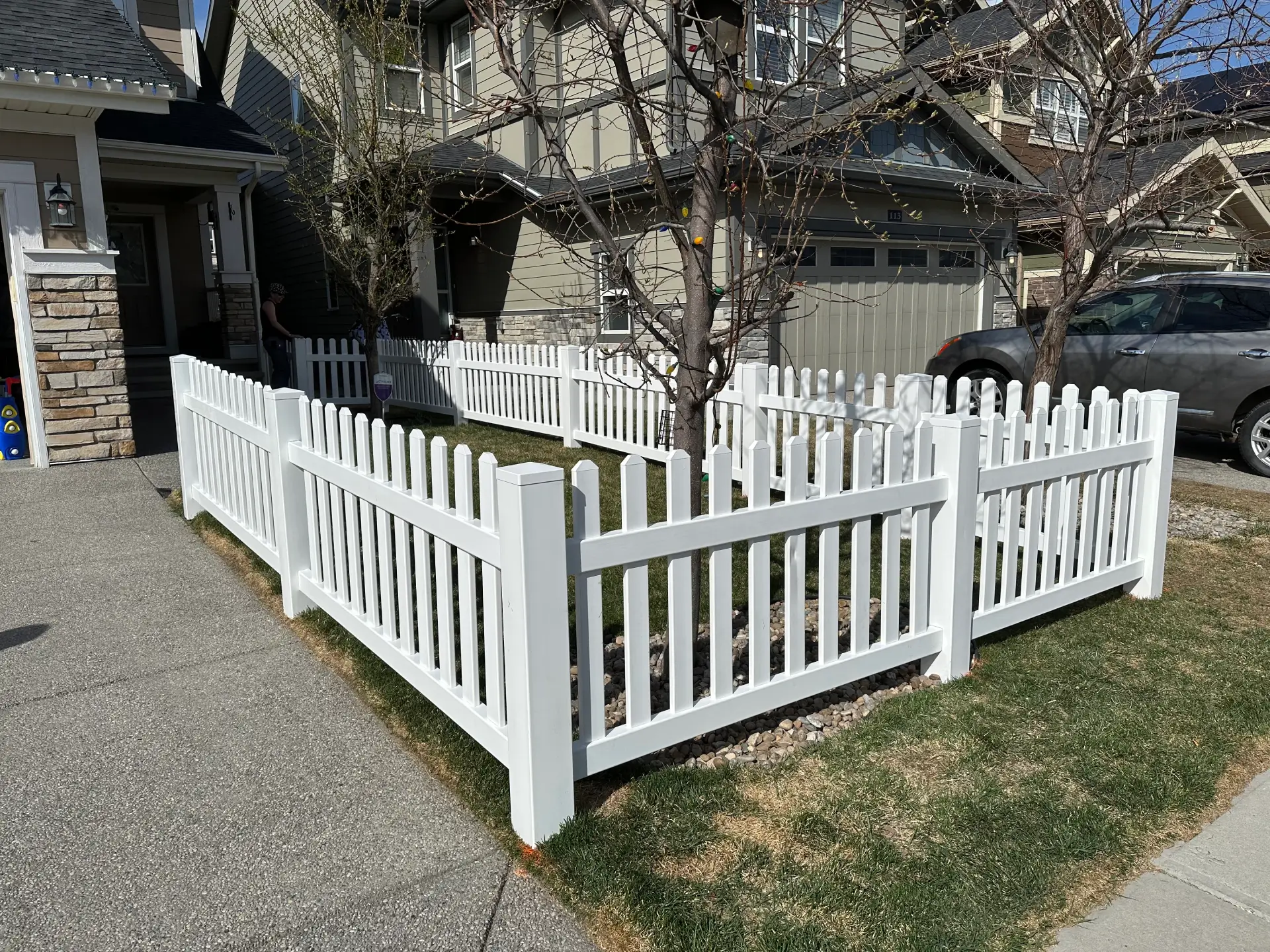 White picket vinyl fence
