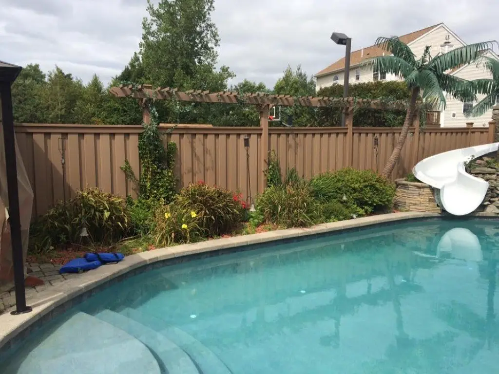 Seclusions fencing and plant beside the pool