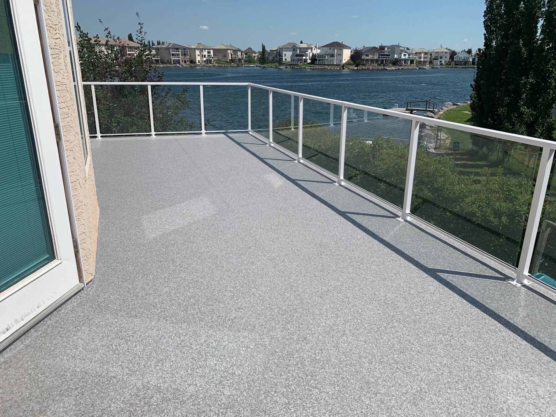 Glass and aluminum deck railing